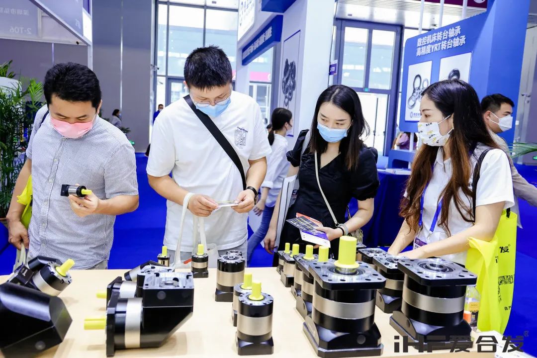 精神飽滿的觀展客戶(hù)